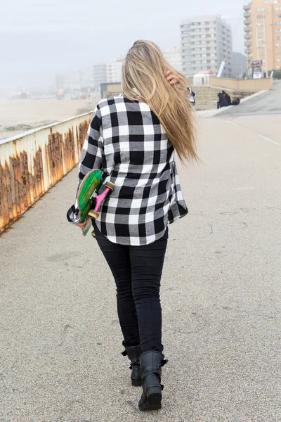 Mulher bonita Skateboarder — Fotografia de Stock