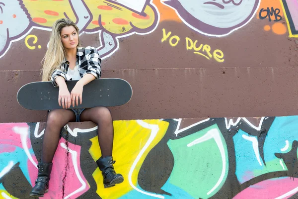 Bella femmina Skateboarder — Foto Stock