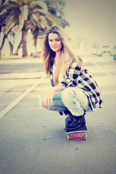 Belle femme Skateboarder — Photo