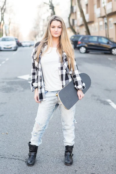 Mulher bonita Skateboarder — Fotografia de Stock