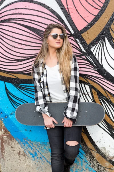 Mulher bonita Skateboarder — Fotografia de Stock