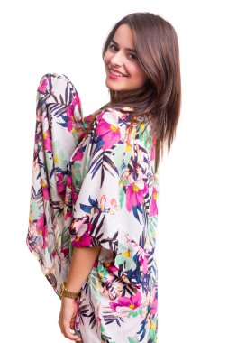 Yaz için giymiş genç kadın