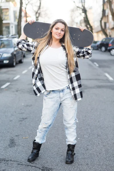 Hermosa patinadora femenina — Foto de Stock