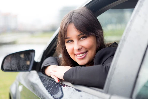 Donna alla guida di auto nuove — Foto Stock