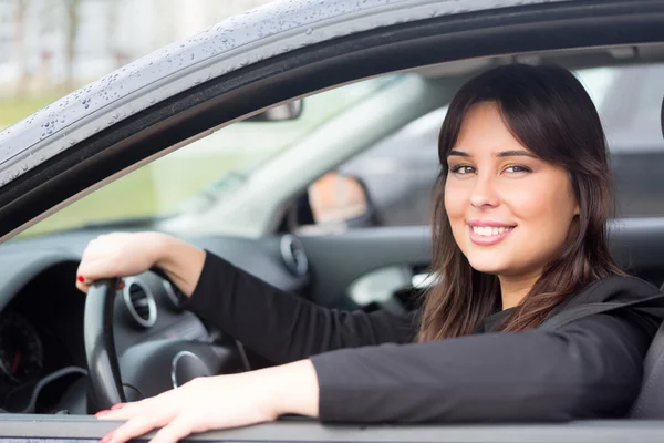 Donna alla guida di auto nuove — Foto Stock