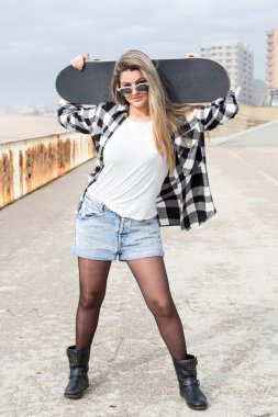 Güzel Bayan kaykaycı