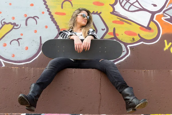 Mulher bonita Skateboarder — Fotografia de Stock