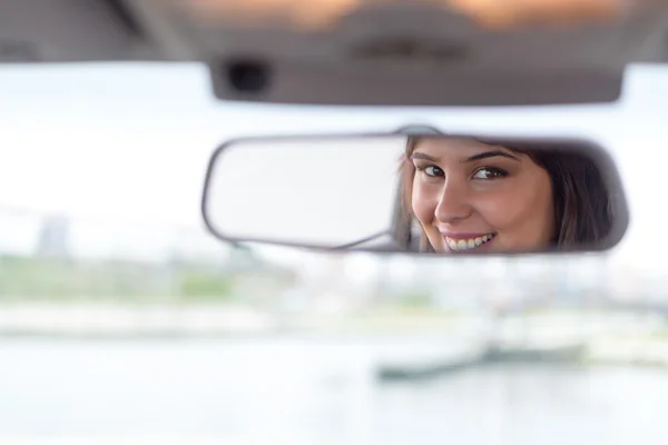 幸福的女人开车 — 图库照片