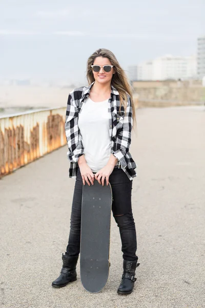 Mulher bonita Skateboarder — Fotografia de Stock