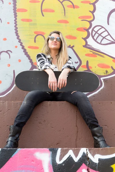 Belle femme Skateboarder — Photo