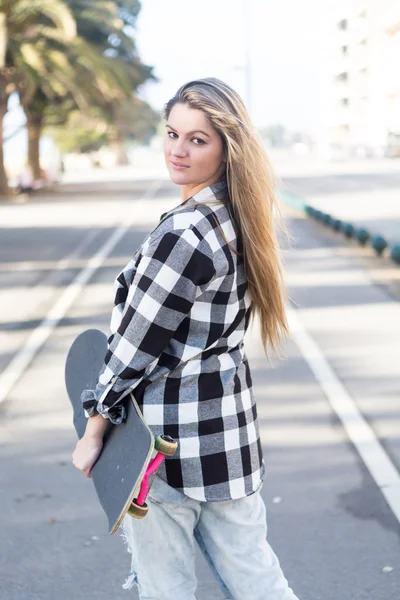 Krásný ženský skateboardista — Stock fotografie