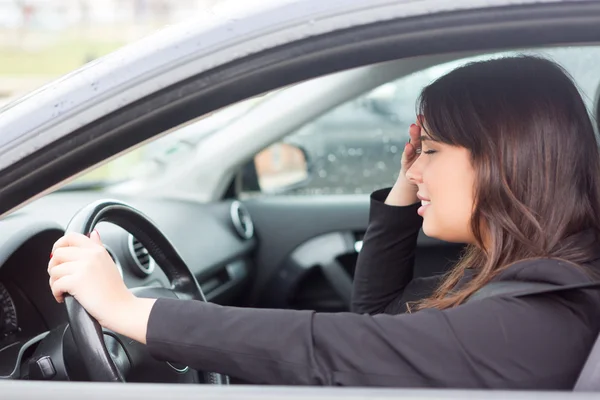 Vrouw in paniek na auto-ongeluk — Stockfoto