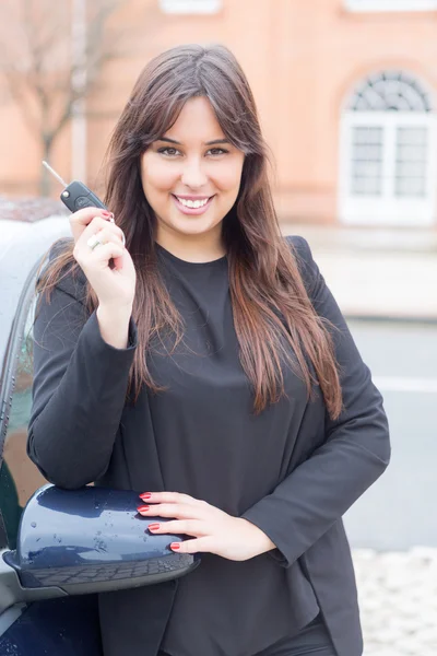 Femme conduisant une nouvelle voiture — Photo