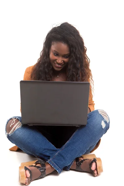 Afrikaanse student werkt met haar laptop — Stockfoto