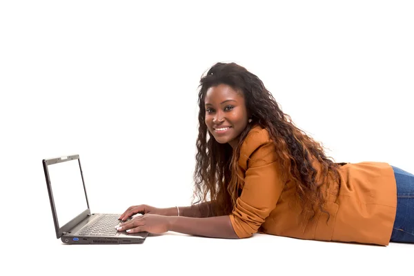 Étudiante africaine travaillant avec son ordinateur portable — Photo