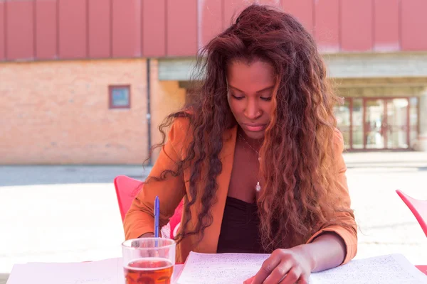 Jovem estudante africana preparando seus exames — Fotografia de Stock