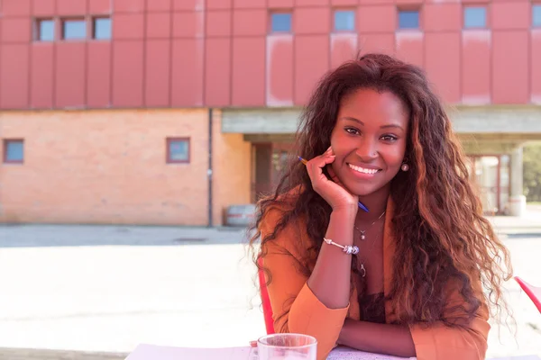 Junge afrikanische Studentin — Stockfoto