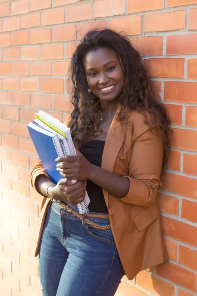 Lycklig student avkopplande — Stockfoto