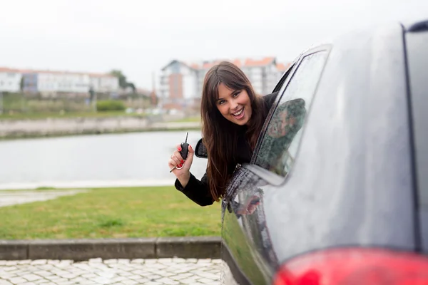 Vrouw drijvende nieuwe auto Stockfoto