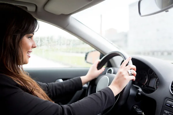 商业女性驾驶汽车 — 图库照片