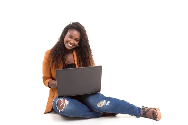 Jonge Afrikaanse student met laptop — Stockfoto