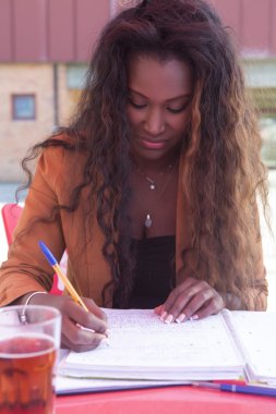 Kız öğrenci onun sınav hazırlama