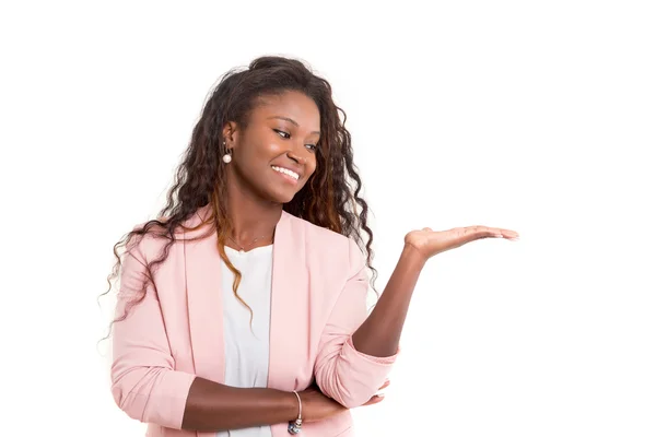 Hermosa mujer africana presentando producto — Foto de Stock