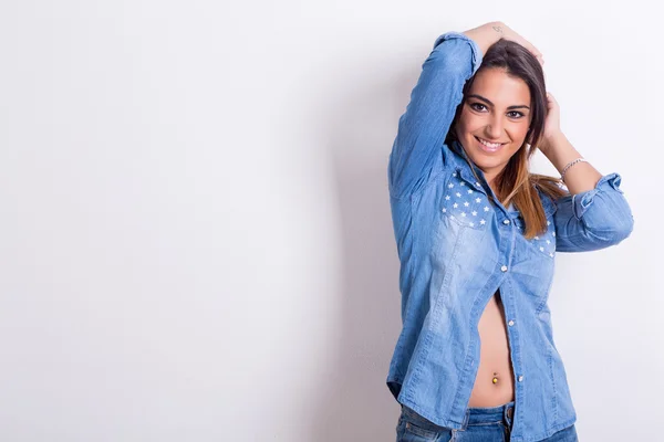 Mulher casual jovem bonita — Fotografia de Stock