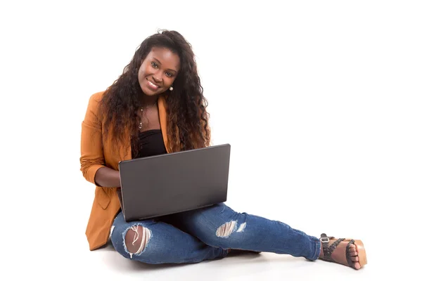 Vrouwelijke Afrikaanse student met laptop — Stockfoto