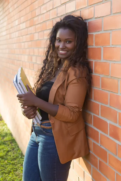 Feliz estudiante femenina en el campus universitario — Foto de Stock