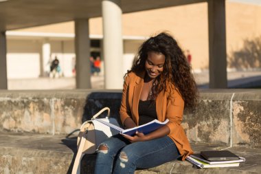 Mutlu kız öğrencinin üniversite kampüsü