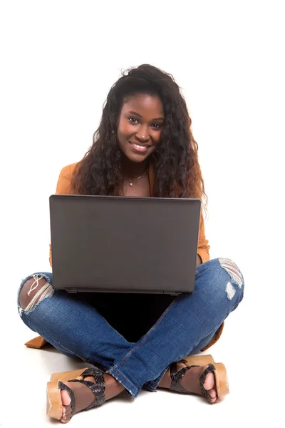 Estudante trabalhando com seu laptop — Fotografia de Stock