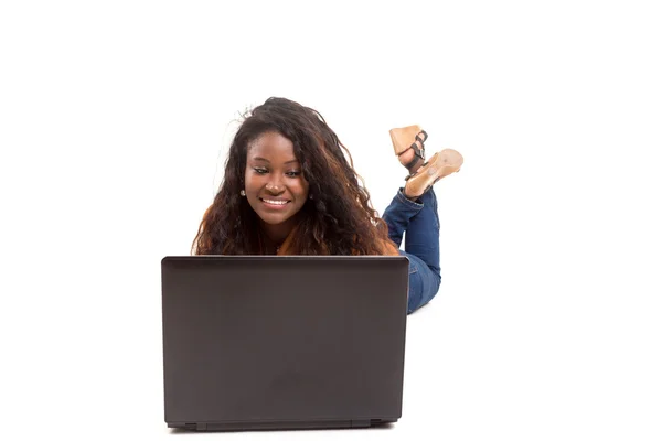 Student werkt met haar laptop — Stockfoto