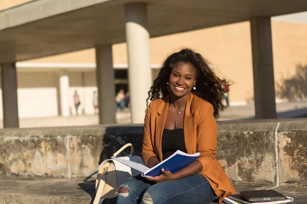 Mutlu kız öğrenci rahatlatıcı