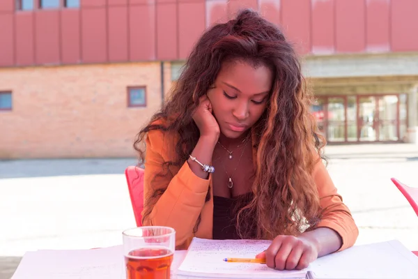 Student připravuje její zkoušky — Stock fotografie