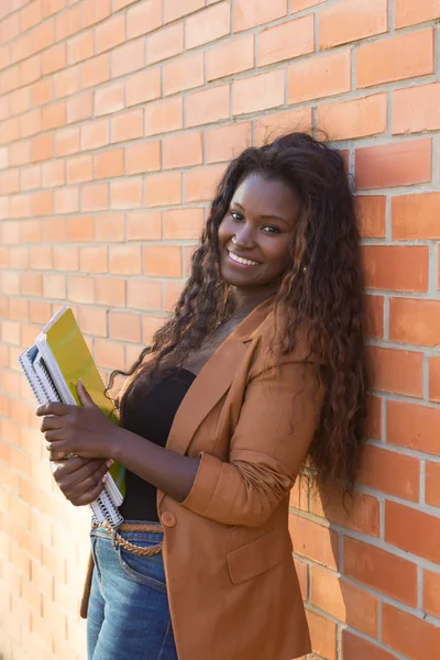 Lycklig student avkopplande — Stockfoto