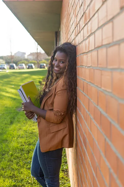 Lycklig student avkopplande — Stockfoto