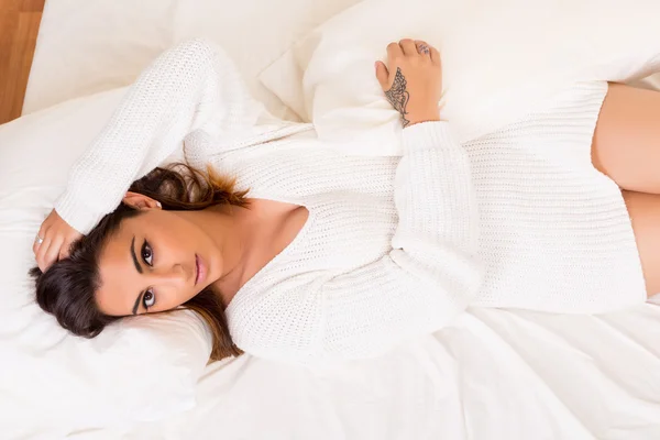 Beautiful woman relaxing in bed — Stock Photo, Image