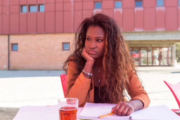 Estudiante africano preparando exámenes — Foto de Stock