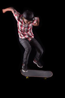 Genç kaykaycı çocuk