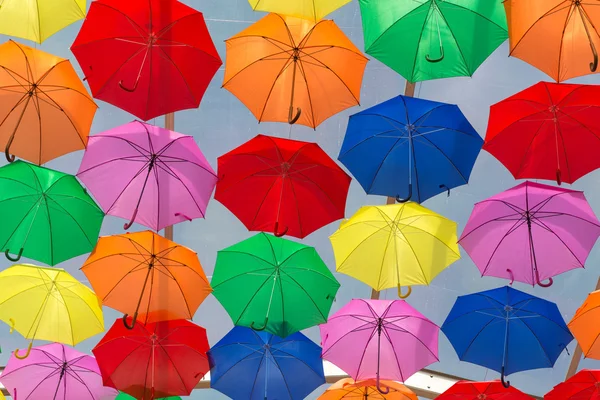 许多雨伞染红了天空 — 图库照片