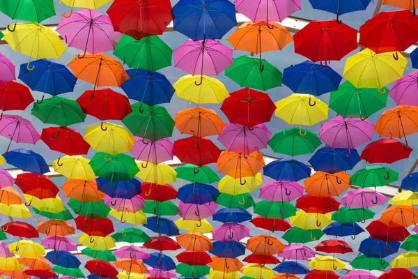 许多雨伞染红了天空 — 图库照片