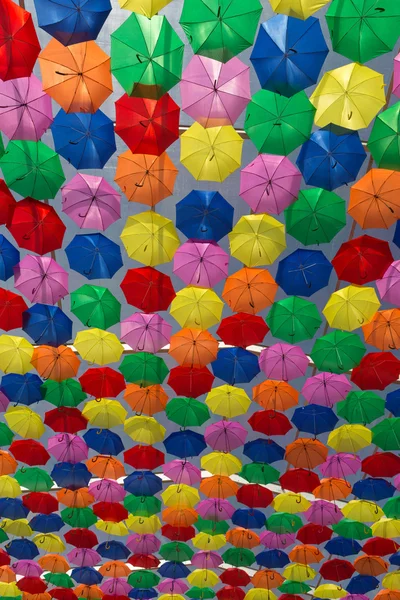 하늘을 물들이는 우산 이 많다 — 스톡 사진