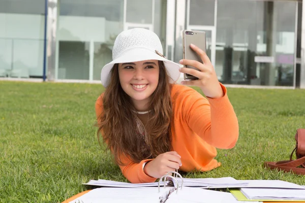 Mulher estudando na universidade — Fotografia de Stock