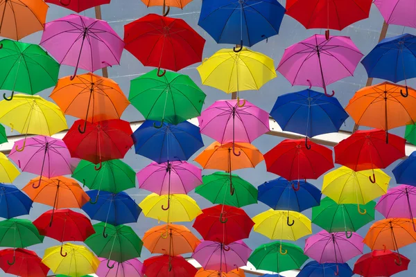 Lotes de guarda-chuvas colorir o céu — Fotografia de Stock