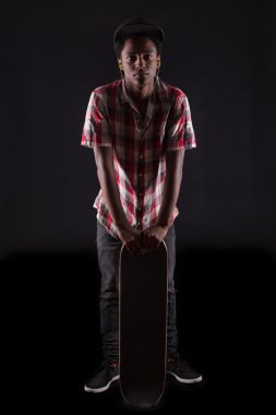 Patenci çocuk kaykay ile poz