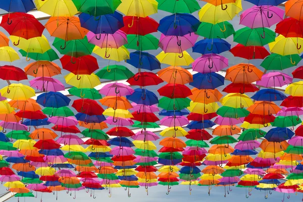 许多雨伞染红了天空 — 图库照片