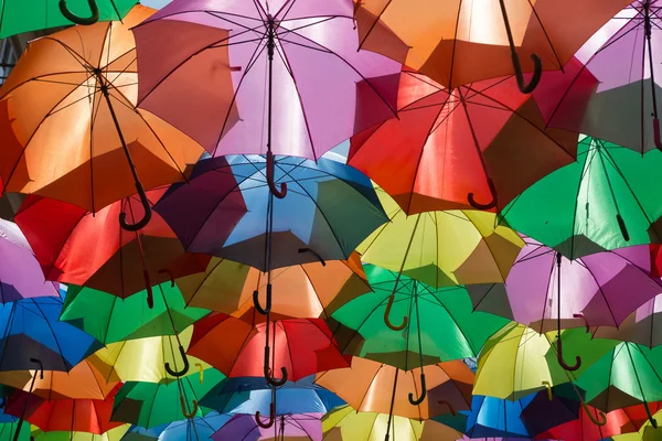 Un sacco di ombrelli colorare il cielo — Foto Stock
