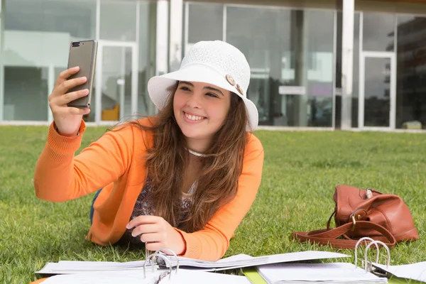 Mulher estudando na universidade — Fotografia de Stock