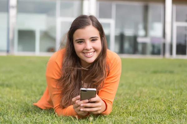 Jóvenes relajándose en el parque de la ciudad — Foto de Stock